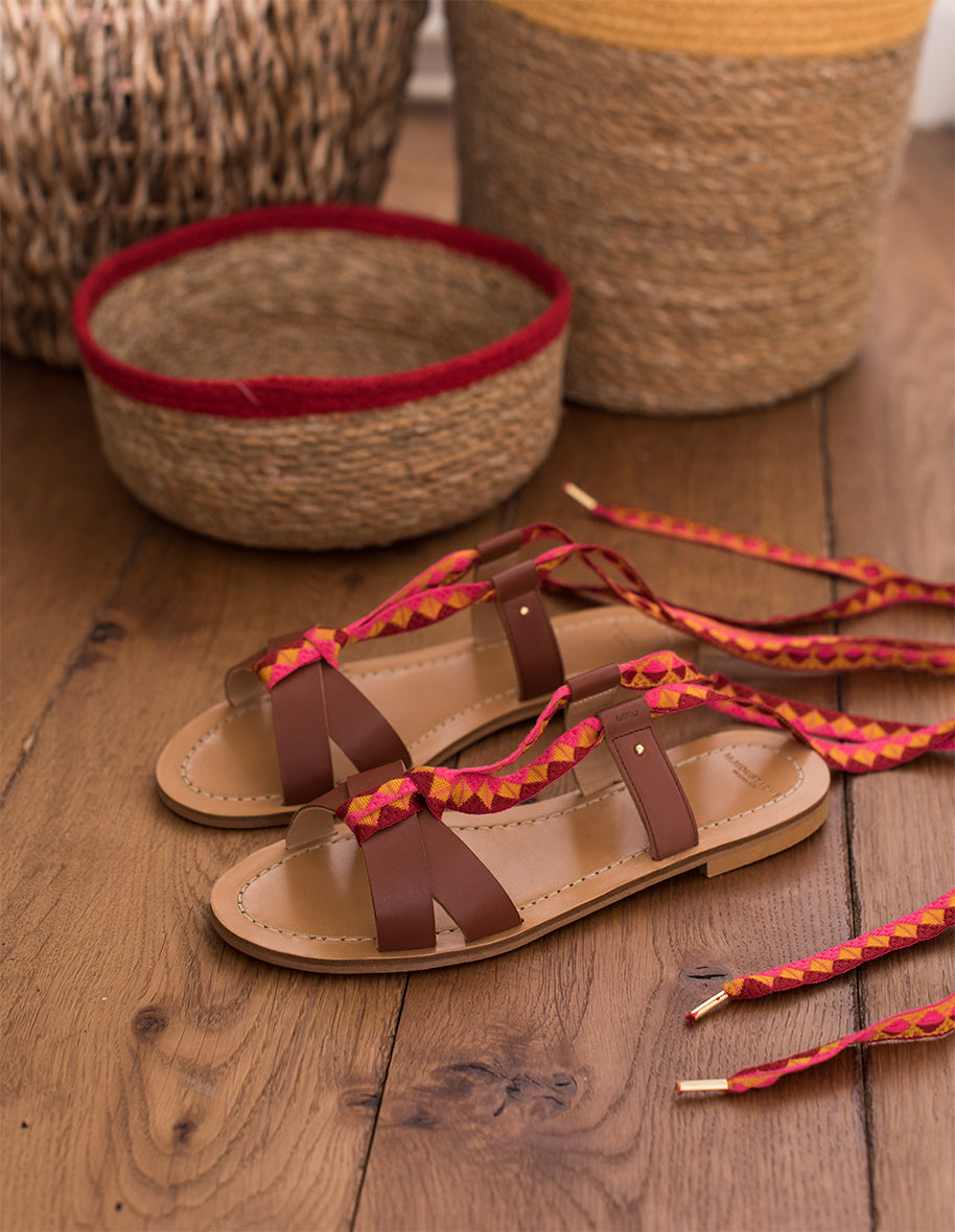 Sandales plates Zoé - Cuir cognac jacquard ethnique