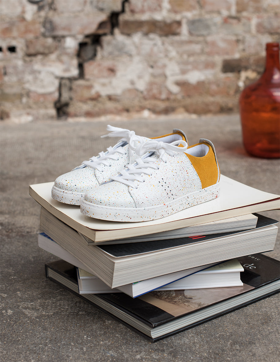 Baskets basses Renée - Cuir blanc peinture et suède moutarde VP